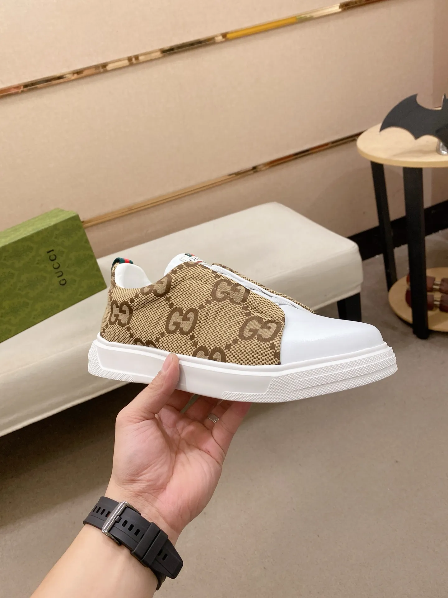 Ex-factory price 400💰【Gucci】Gucci men’s latest series of casual shoes! The official website is built 1:1. The upper is made of imported high-quality cowhide, and the lining is made of high-quality sheepskin, which is soft and comfortable. Picky selection of materials and exquisite workmanship give you the best enjoyment. Number of yards: 38-44 yards.
